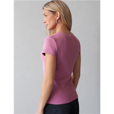 Футболка из плотного трикотажа в рубчик с V-образным вырезом