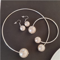 Комплект: колье жесткое разъемное на шею, браслет и серьги, цвет: серебристый, вставка: исск.жемчуг, цвет: белый перламутровый, Уценка, арт. 08.0701 (001.683 )