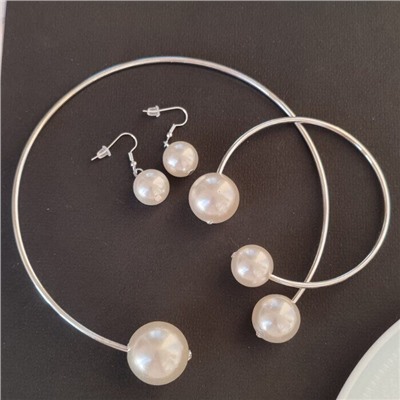 Комплект: колье жесткое разъемное на шею, браслет и серьги, цвет: серебристый, вставка: исск.жемчуг, цвет: белый перламутровый, Уценка, арт. 08.0701 (001.683 )