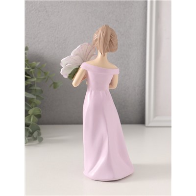 Фигурка «Девушка с большим цветком в руках», полистоун, 9.5×7.2×19.4 см