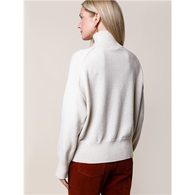 Свободный свитер с высоким воротом из мягкой пряжи с кашемиром