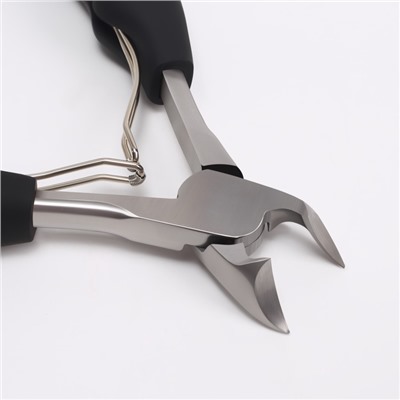 Кусачки педикюрные, с колпачком, с прорезиненными ручками, изогнутое лезвие, 12.5 см, длина лезвия-15 мм, чёрные, серебристые