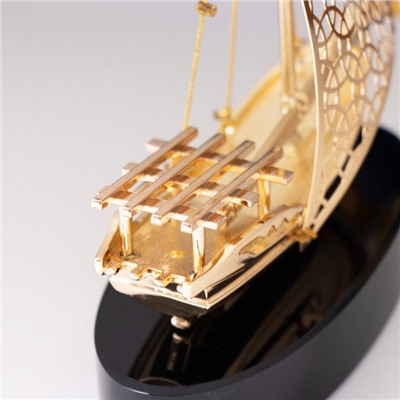 Сувенирная модель корабля металлическая «Парусник», золотистый, 11 см
