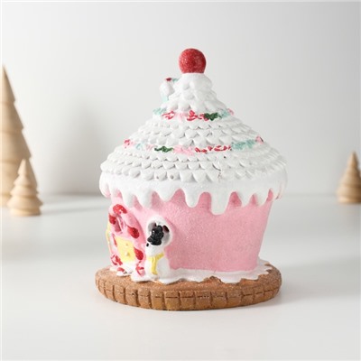 Фигурка световая полистоун «Пряничный домик розовый в глазури со снеговиком», 11.5×11.5×15 см