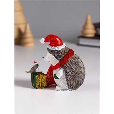 Фигурка полистоун «Ёжик в красном колпак и шарфе, с подарком и птичкой», 8.5×5×9.5 см