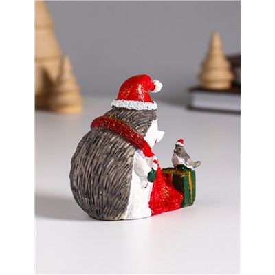 Фигурка полистоун «Ёжик в красном колпак и шарфе, с подарком и птичкой», 8.5×5×9.5 см