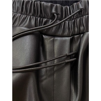 Широкие кожаные брюки-трубы с поясом