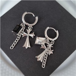 Готические ассиметричные серьги висячие кресты с крупным камнем, покрытие: посеребрение, цвет камня: черный и прозрачный, арт.001.791