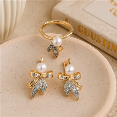 Комплект ювелирной бижутерии коллекция "Дубай" серьги и кольцо 19 р, покрытие позолота,  вставка: фианиты и искусственный жемчуг, цвет: прозрачный и жемчужный, арт.217.370-19