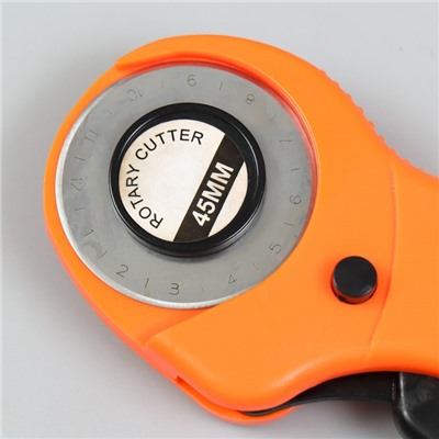 Набор для пэчворка: резиновый мат А4, линейка 15×15 см, дисковый, макетный нож+лезвия в папке