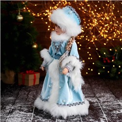 Снегурочка под ёлку «Зимнее волшебство. В голубой шубке с бусинками» двигается, 40 см