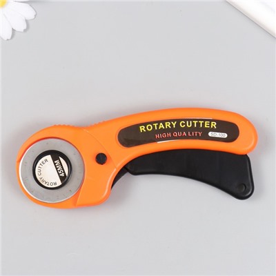 Набор для пэчворка: резиновый мат А4, линейка 15×15 см, дисковый, макетный нож+лезвия в папке