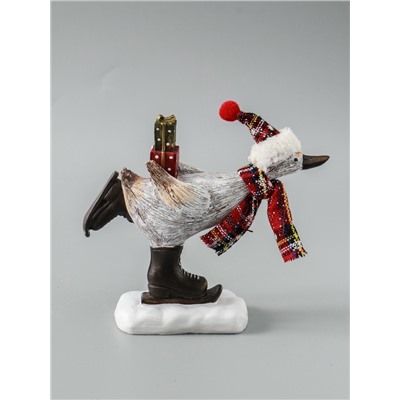 УЦЕНКА Сувенир полистоун "Гусь в колпаке, вязаном шарфе, на мини-лыжах, с подарками" 6,5х19,5х17 см