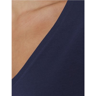 Футболка с V-вырезом и цельнокроеным рукавом из премиального хлопка