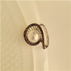 Комплект ювелирной бижутерии Дубайское золото, серьги висячие с жемчугом и кольцо 19 р, покрытие посеребрение, цвет: перламутровый, черный, Уценка, арт. 08.1777