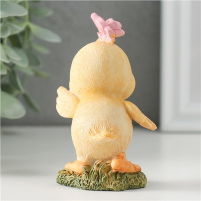 Фигурка полистоун «Утёнок с бабочкой на полянке», 6×5.5×9.5 см