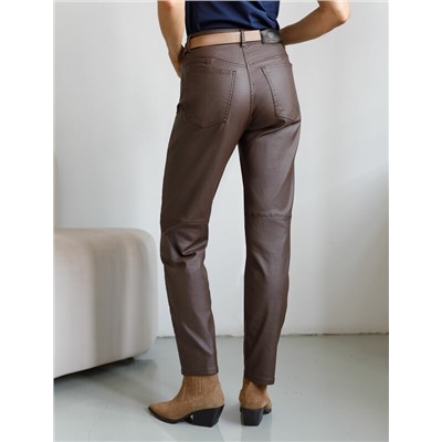 Брюки mom fit из эластичного хлопка с покрытием под кожу