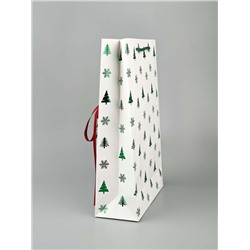 Пакет подарочный «Новогодний сюрприз», тиснение, с шишками и бахромой, 25.5×9×30 см