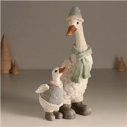 Фигурка полистоун «Гусь в длинном колпаке и шарфе, с гусёнком», 14.5×13.5×27.5 см