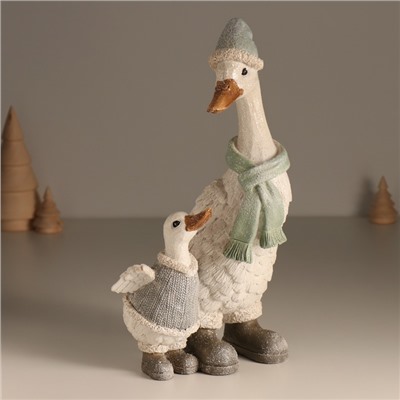 Фигурка полистоун «Гусь в длинном колпаке и шарфе, с гусёнком», 14.5×13.5×27.5 см
