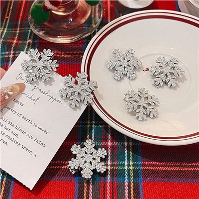 Комплект заколок СНЕЖИНКИ сияющие со стразами 5 шт. Маленькие 3 см.