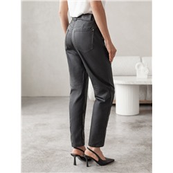 Брюки mom fit из эластичного хлопка с покрытием под кожу