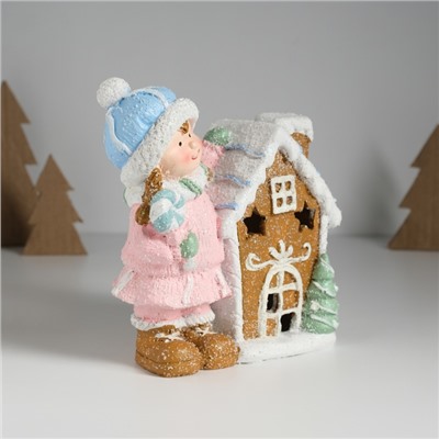 Фигурка светящаяся «Малышка в розовом наряде у пряничного домика», керамика, 15×8×16 см