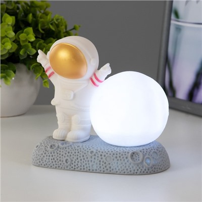 Фигурка светящаяся RISALUX «Крутой космонавт», LED-ночник, 2 Вт, RGB, от батареек 3×LR44, бело-золотой, 11×6×11 см
