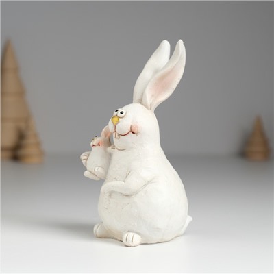 Фигурка полистоун «Кролик белый толстячок с крольчонком на лапах», 5.5×5.5×11.5 см
