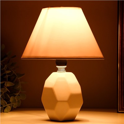 Настольная лампа «Жаклин» E14 40 Вт белый 18×18×24 см RISALUX