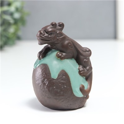 Фигурка керамика «Дракон на жемчужине», голубая глазурь, 8.5×6.3 см