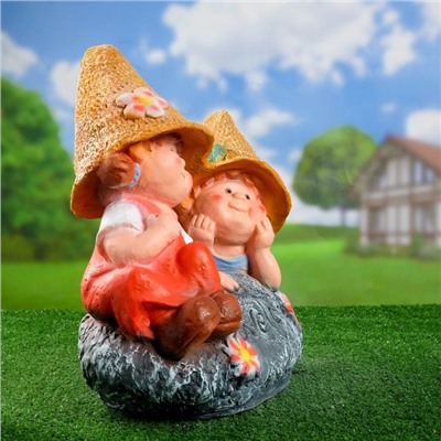 Садовая фигура из полистоуна «Девочка с мальчиком на камне», 42×22×41 см