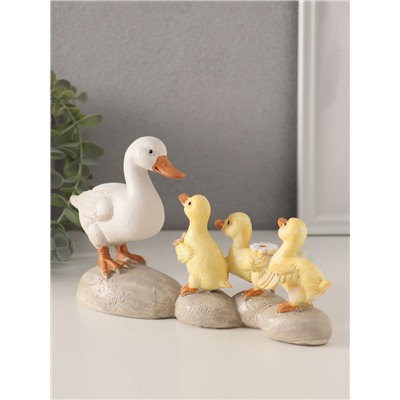 Фигурка полистоун «Уточка с утятами на камешках», 21×6.5×11 см