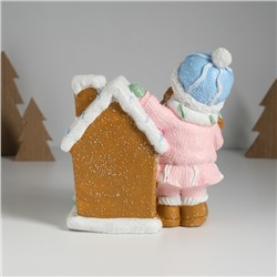 Фигурка светящаяся «Малышка в розовом наряде у пряничного домика», керамика, 15×8×16 см