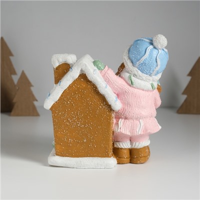 Фигурка светящаяся «Малышка в розовом наряде у пряничного домика», керамика, 15×8×16 см