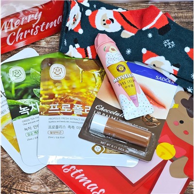 Подарочный набор в красном пакете "Олень и Дед Мороз" (3 маски + Носочки + Бальзам + Крем для рук)