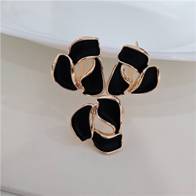 Комплект ювелирной бижутерии коллекция "Дубай" в форме крупного цветка серьги и кольцо 17 р покрытие позолота, вставка: матовая эмаль, цвет: черный, арт.313.250-17