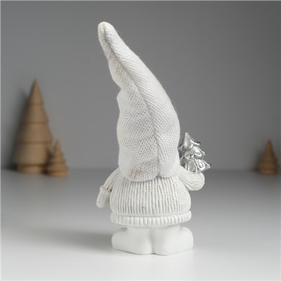 Фигурка полистоун «Дед Мороз в белом вязанном колпаке, с серебристой ёлочкой», 8.5×5×18 см