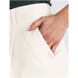 Шорты-бермуды с защипами