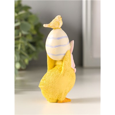 Фигурка полистоун «Цыплёнок в розовой шапке с заячьими ушками несёт яичко», 10.5 см
