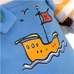 Собака Бартоломей в комбинезоне с корабликом