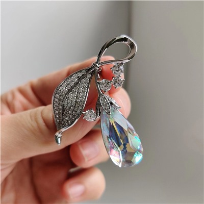 Брошь с кристаллами Swarovski