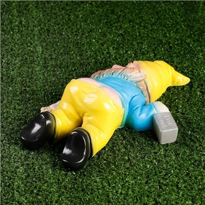 Садовая фигура из гипса «Рыжий пьяный гном», 23×16×7 см