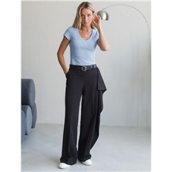 Футболка из плотного трикотажа в рубчик с V-образным вырезом