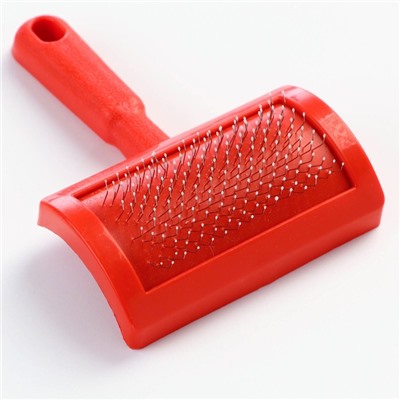 Пуходерка полукруглая малая с каплями, 8.5×13 см, красная