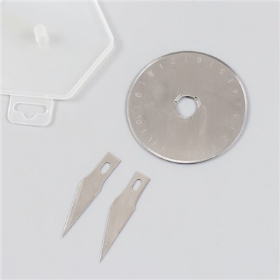 Набор для пэчворка: резиновый мат А4, линейка 15×15 см, дисковый, макетный нож+лезвия в папке