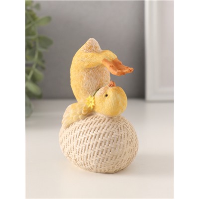 Фигурка полистоун «Цыплёнок на яйце: йога», 7.5×5.5×11 см