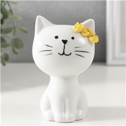 Фигурка керамика «Котик белый с жёлтыми цветочками на ушке, сидит», 7.2×6.5×10.3 см