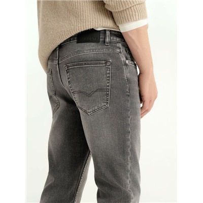 Straight CONTE CNM-05 Джинсы straight серого цвета с эффектом потёртостей и заломов