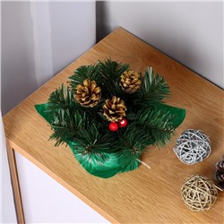 Новогодняя хвойная композиция на стол 20 см «Рождественская», декор шишки золото, ягоды